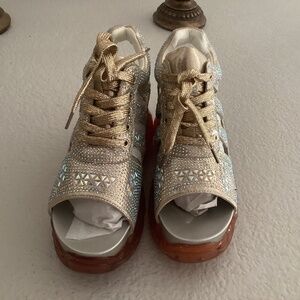 Anthony Wang Collection Banana 6, Size 8, Color Gold NEW
